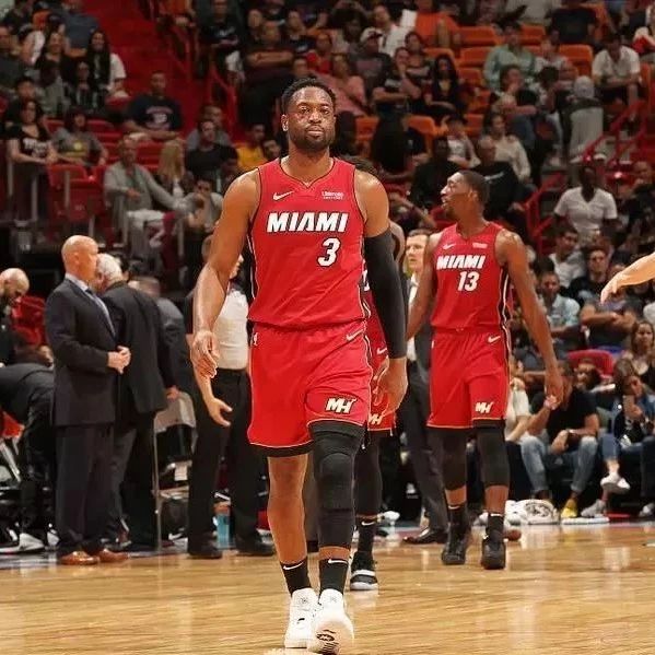 历史重演！詹姆斯生涯第二次助攻队友绝杀猛龙（詹姆斯再现经典，生涯第二次助攻队友绝杀猛龙）