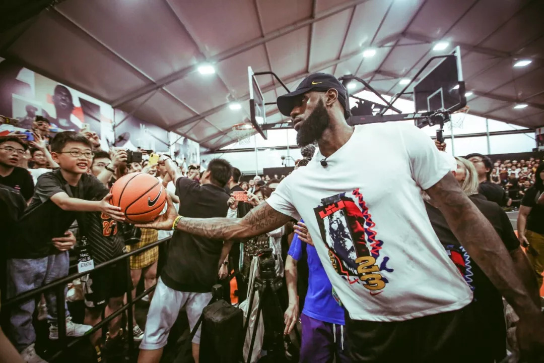 太阳报：C罗日收入48.8万英镑，与摩根采访时戴的手表值110万英镑（太阳报：C罗日薪48.8万英镑，摩根专访所戴腕表价值110万英镑）