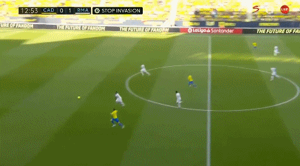 拦都拦不住！对手疑肘击队友，梅西出头“教育”阿根廷老乡（看不下去！对手疑肘击队友，梅西挺身而出训斥阿根廷同胞）