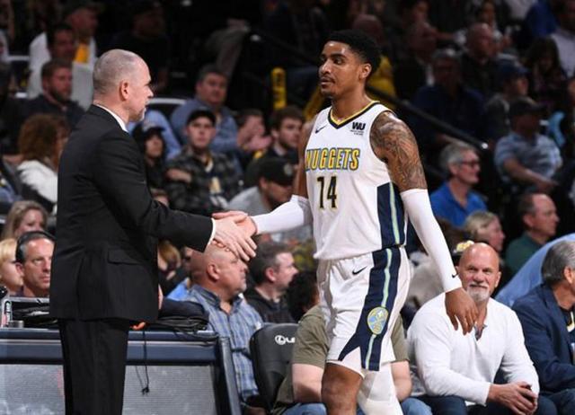 巴萨球迷再次在诺坎普比赛第10分钟集体高喊梅西的名字！（诺坎普第10分钟，巴萨球迷再度齐声呼喊梅西）