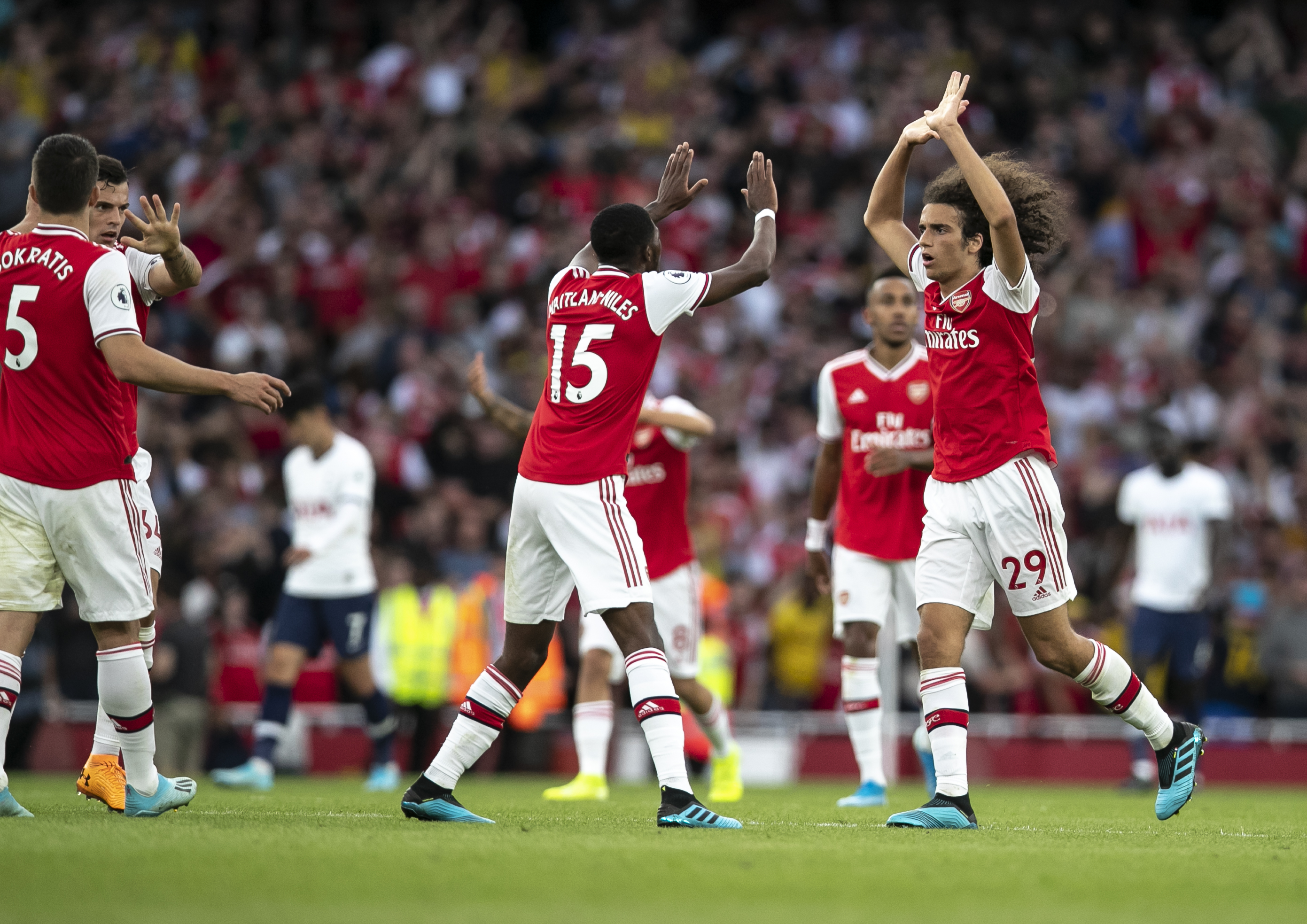 阿诺德受伤影响皇马阵容，巴尔韦德需客串右后卫，球迷呼吁调整阵型。（阿诺德伤停牵动皇马阵容，巴尔韦德改打右后卫，球迷呼吁变阵）