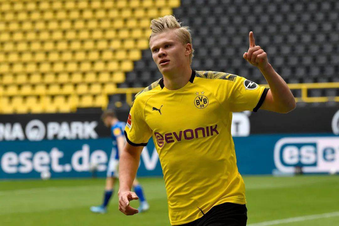 太阳报：麦克托米奈领意甲最佳球员奖，被女友透视着装抢风头（太阳报：麦克托米奈加冕意甲最佳球员，女友透视造型抢镜）