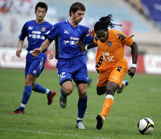 英超首次助攻，吉滕斯本赛季各项赛事助攻数为切尔西队内最多（英超首助到手，吉滕斯本季各项赛事助攻数领跑切尔西）